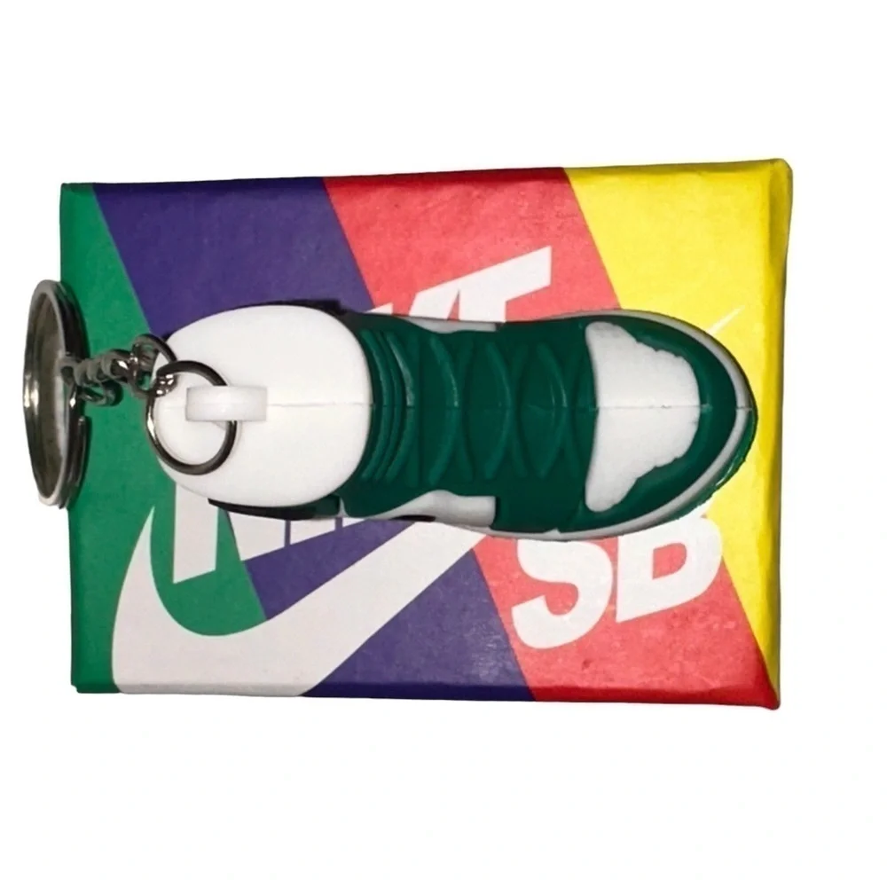 NIKE SB DUNK LOW PRO QS Green/White/Black Key Chain Box Included